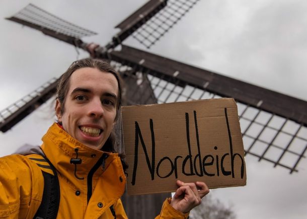 Tramper Paul vor der Dornumer Mühle