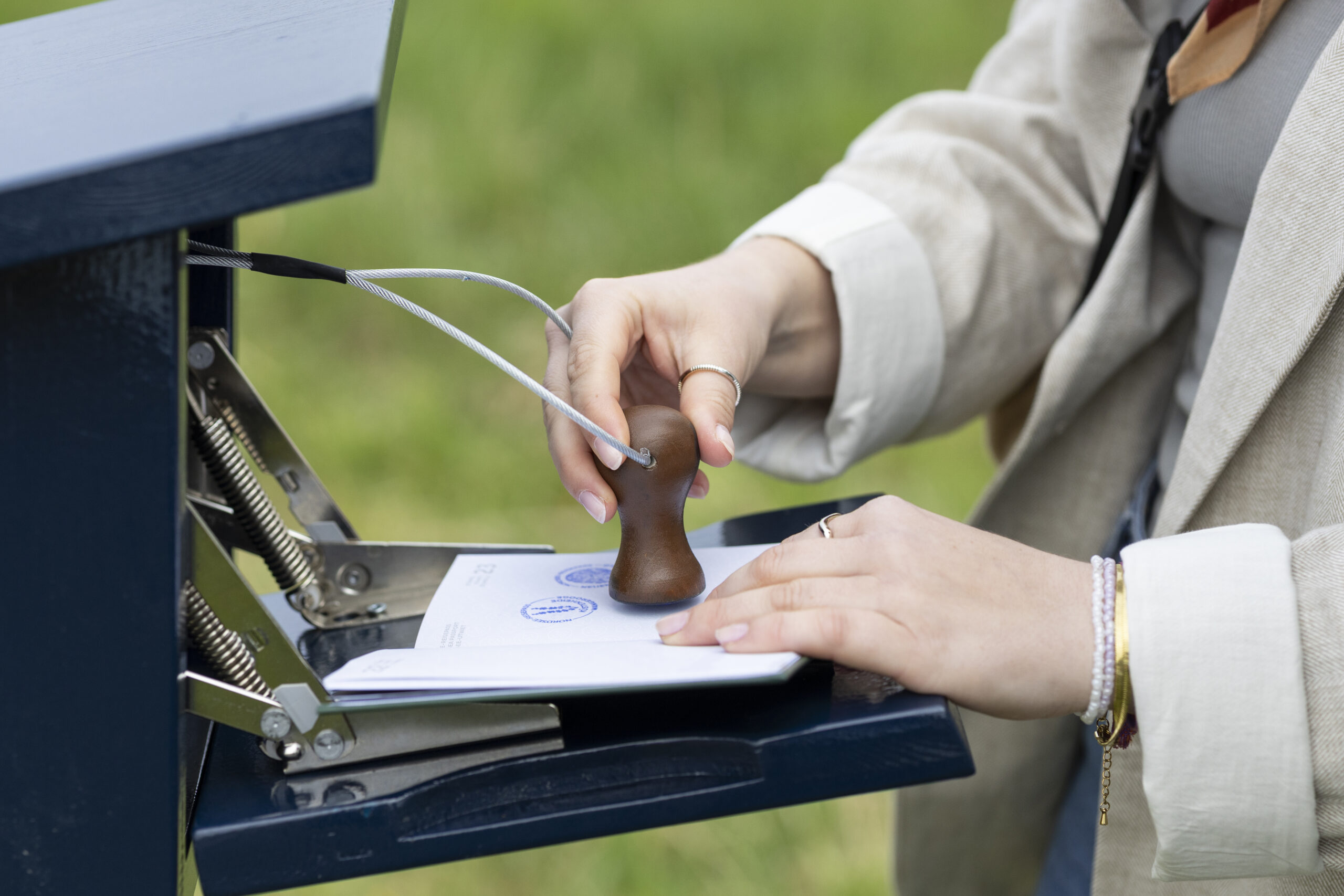 Nordsee-Reisepass Stempeln an der Stempelbox