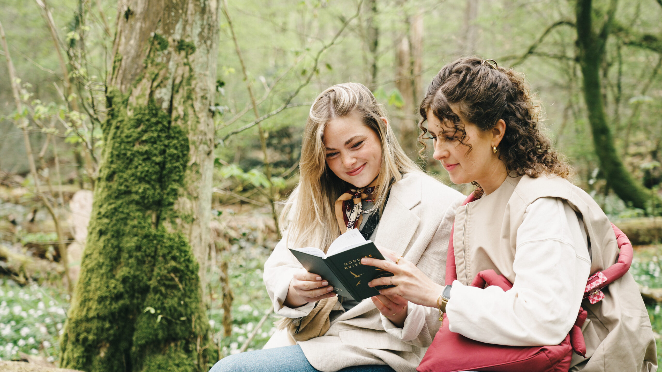 Zwei Stempelsammlerinnen mit dem Nordsee-Reisepass im Neuenburger Urwald